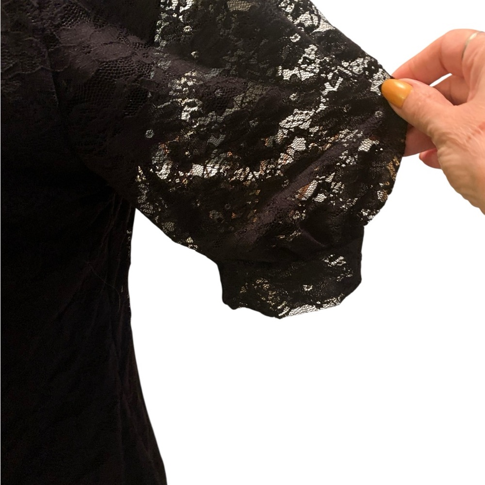 Petite Chic Black Lace Blouse with White Collar - Picture 4 of 8